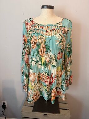 Floral Pleated Mint Tunic Top with Ladder Detail